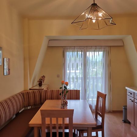 Bungalow & Apartments "Am Deber" Velden - Augsdorf フェルデン・アム・ヴェルターゼー エクステリア 写真