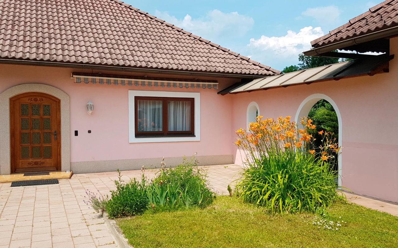 Bungalow & Apartments "Am Deber" Velden - Augsdorf フェルデン・アム・ヴェルターゼー エクステリア 写真