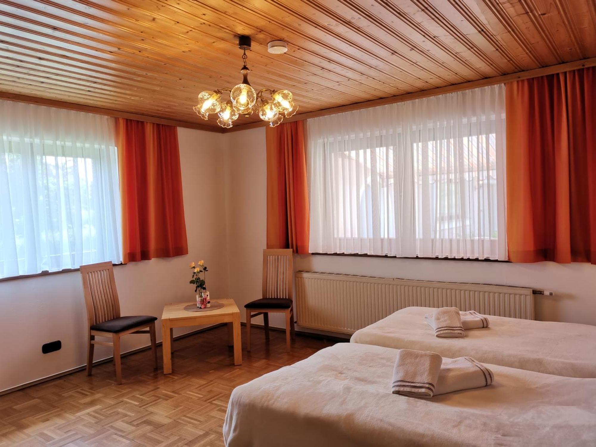 Bungalow & Apartments "Am Deber" Velden - Augsdorf フェルデン・アム・ヴェルターゼー エクステリア 写真